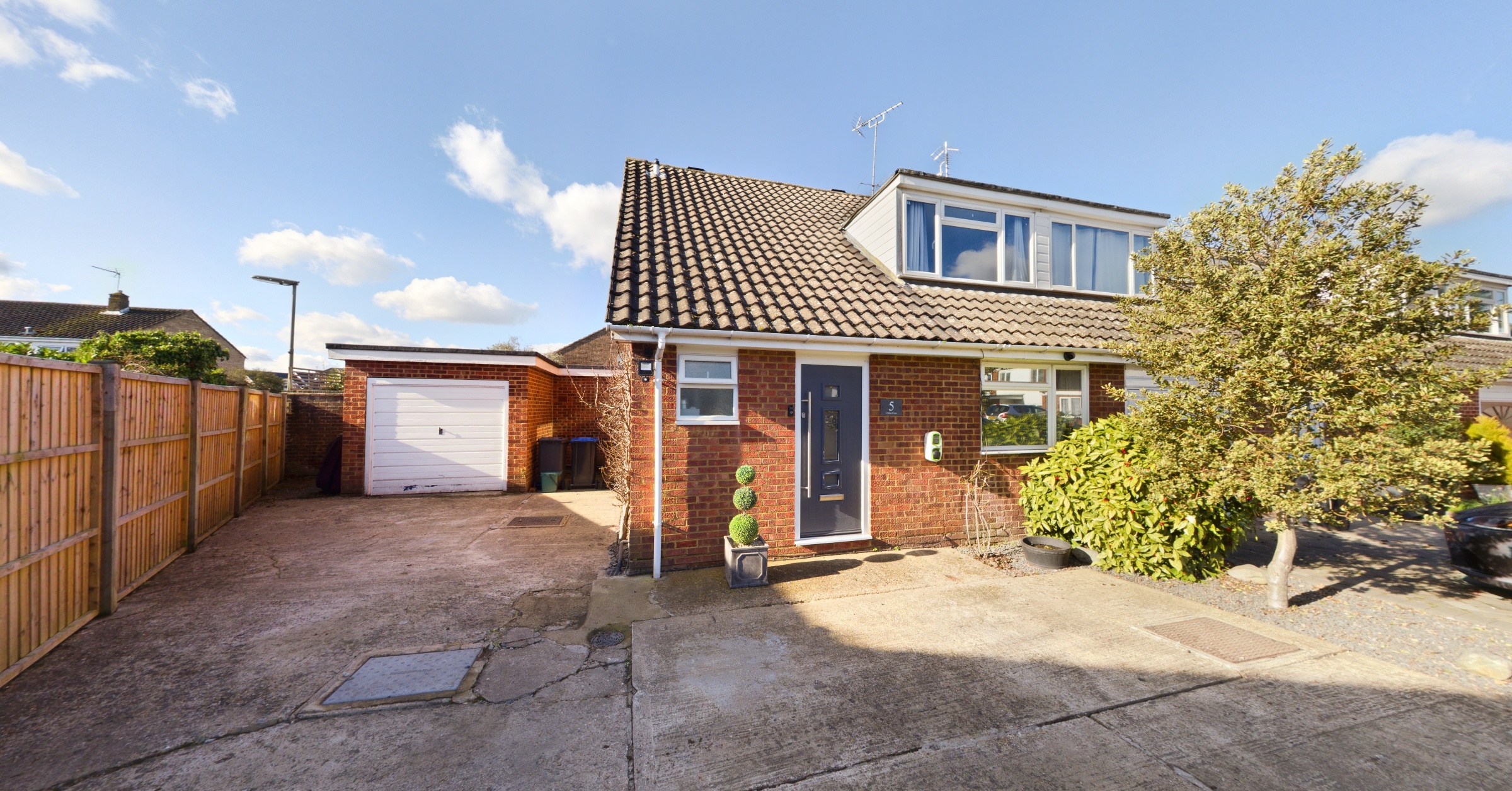 5 Clifton Close, Addlestone