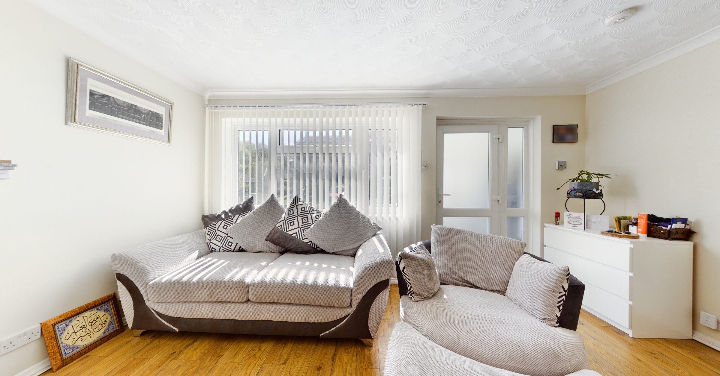 C01365G027 Alpine Close